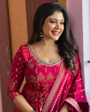 Gayathri Shan Instagram - 🌹
.
.
.

Hair @shalini_hairartist