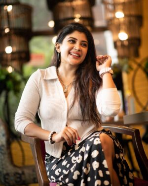 Gayathri Shan Instagram - ✨🕊️