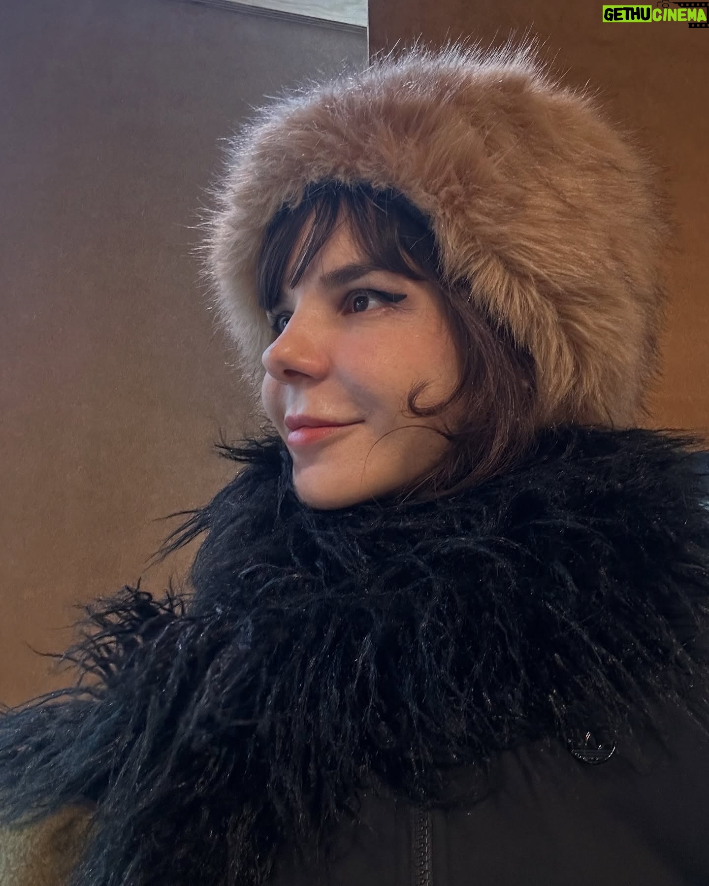 Gaye Su Akyol - 7.8K Likes - Merhaba canım, nasıl bitiyor 2024āünüz?
Sƶz verdiÄim gibi size yılın son GSA konserlerinin hediye biletleriyle ve haftanın z raporuyla geldim.
ā¤ļøāš„šā¤ļøāš„
İstanbul, Ankara, İzmir konserlerine 1 davetlinizle 2āÅer bilet vericem, olay Åu; konsere kimlerle gelmek istiyorsanız tagāliyorsunuz, profili takip ediyorsunuz ve konserde dinlemek istediÄinz Åarkıları yazıyorsunuzš konser günü kazananları storyāden aƧıklıyorum. İstediÄiniz kadar yorum bırakabilirsiniz.
bazılarınızı Ƨok seviyorum, birƧoÄunuzu ƶpüyorumš konserlerde kavuÅmak üzere