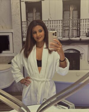 Geeta Basra Instagram - “Where there’s a mirror, there’s a selfie opportunity” 😜