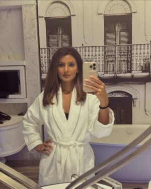 Geeta Basra Instagram - “Where there’s a mirror, there’s a selfie opportunity” 😜