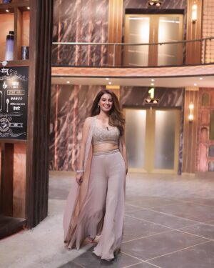 Geeta Basra Instagram - If you haven’t watched the Kapil Sharma show as yet.. watch it now! Streaming at number 1 only on @netflix_in .. 

Outfit- @richajaisinghanilabel
Jewels- @hybajewels
Styled by- @dipteeagarwal
Styling intern- @rimshatibrewala
Makeup: @ajayshelarmakeupartist 
Hair: @darshana.mule
Photography: @khachakphotography