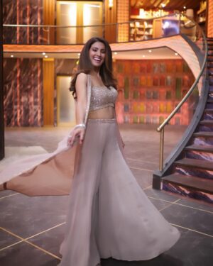 Geeta Basra Instagram - If you haven’t watched the Kapil Sharma show as yet.. watch it now! Streaming at number 1 only on @netflix_in .. 

Outfit- @richajaisinghanilabel
Jewels- @hybajewels
Styled by- @dipteeagarwal
Styling intern- @rimshatibrewala
Makeup: @ajayshelarmakeupartist 
Hair: @darshana.mule
Photography: @khachakphotography