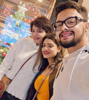 Geetashree Roy Instagram - Winter evenings be like…….. mere do Anmol Ratan ❤️❤️

#picoftheday #friends #love #instagood #instalike #instagram #fun #actor #tollywood #sayantanimullick #indranilmullick