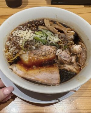 Gemma Louise Instagram - 富山県でブラックラーメン食べてみた🍜

とても胡椒が効いていて美味しかったです！

I tried black ramen in Toyama prefecture 
It was very peppery and yummy!!