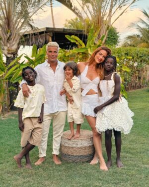 Giovanna Ewbank Instagram - Acharam que não ia rolar foto de família??? Rsrs…Nossa família deseja a vocês que nesse ano você se permita viver tudo o que há pra viver em um ano cheio de  AMOR, alegrias e momentos inesquecíveis! ✨✨✨