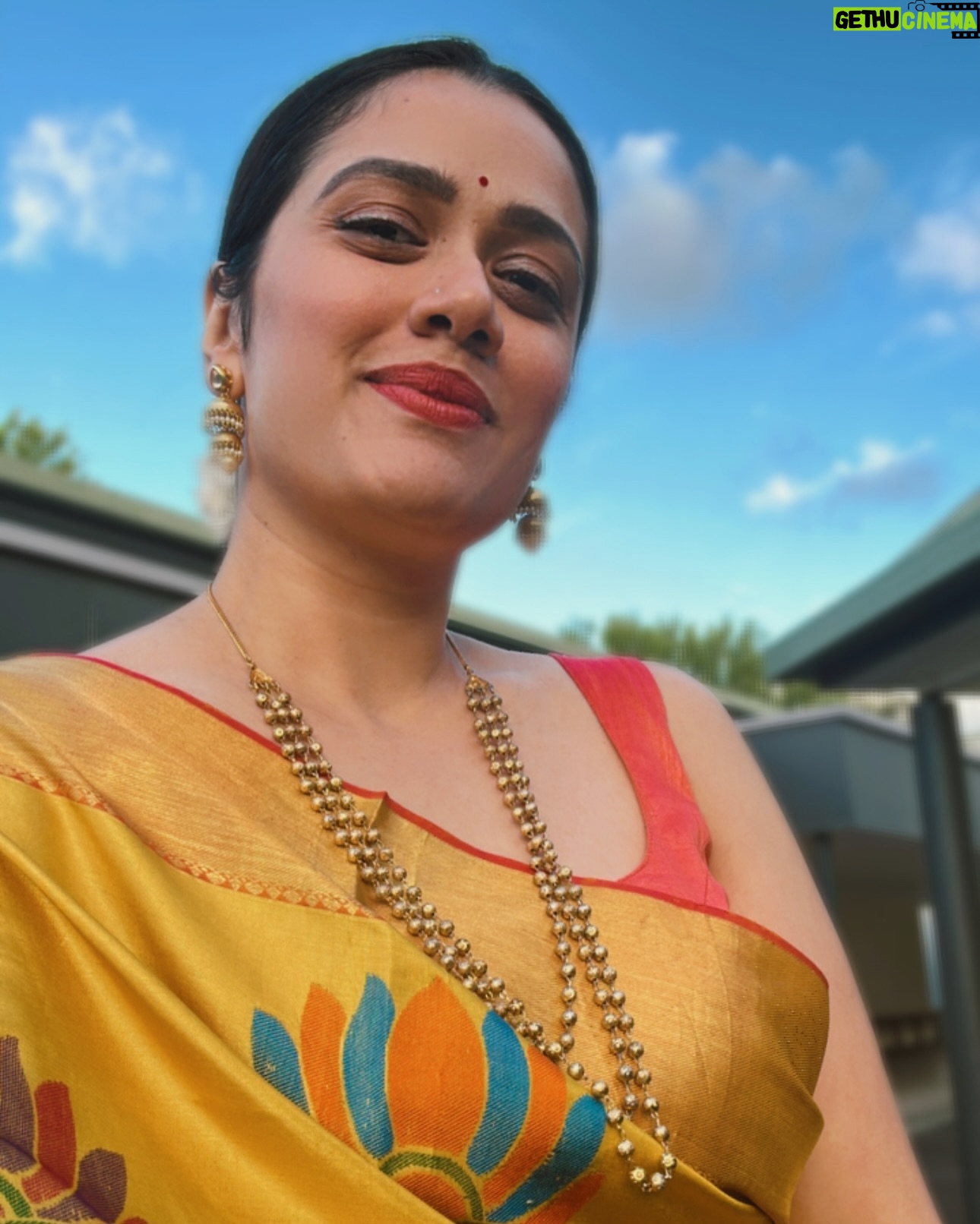 Girija Oak - 20.2K Likes - There are sooo many amazing pictures and things and people that I have to post about from my Australia and New Zealand tour! Starting with them selfies kebause ‘Main apni favourite hoon’ 😎