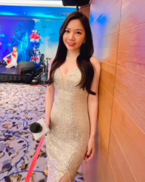Gladys Tsai Instagram - 聽到我要主持優式資本尾牙
大家幾乎都說
「是那個花了1.4億買了大谷翔平
50轟50盜紀念球的公司嗎！！！」
「他們老闆是不是超瘋狂超有錢啊？」
來心得報告一下
老闆真的是超瘋超壕啊啊啊啊～
絕對是我主持尾牙以來
平均每個員工拿到抽獎獎金最高的公司！
46個員工發了超過1千萬！！！
整場尾牙幾乎一直都在抽獎
每個人都抽到三五個紅包
平均獎金20幾萬未免太幸福了吧～

加碼環節老闆更是脫稿演出
10個10萬紅包臨時變20萬🧧
抽完說要跟大家說說心裡話
結果一不小心嗨起來
臨時起意又抽了超多個30萬跟40萬💰💰
這種發獎金會失控的老闆
我就問誰不想要！！！

最驚喜的是主持到一半
老闆突然不按牌理出牌
「我們來抽2萬特別獎，恭喜尚樺」
天啊！主持費居然也有加碼的嗎～
這種幸福企業拜託給我來一打
優式資本我們約好明年見喔💗☺️🥳
👗 @lepapillon.co 
#love #life #work #ootd #dress #host #mc #party #money #shoheiohtani 
#工作 #生活 #日常 #主持 #主持人 #尾牙 #禮服 #大谷翔平