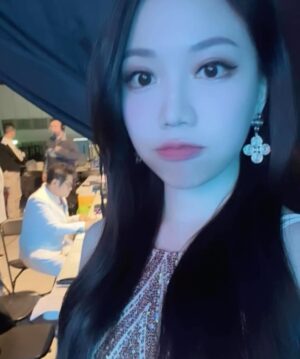 Gladys Tsai Instagram - 仁寶電腦旺年會獎金無上限🎤
總裁大撒幣現場近萬員工人人有獎
重點是最少都是一萬起跳！
總共發了快一億有夠扯💰💰💰💰
歌手卡司堪比跨年演唱會等級
頑童MJ116、彭佳慧、Faye詹雯婷和理想混蛋
聽到訣愛整個棣欣引力基因又動了💗
還有第一次搭檔舜哥真的超感謝照顧
全場妙語如珠 出口成章真的太罩啦～
而且超級有舞蹈細胞
帶我一起把後台當夜店High🥳
同仁們都超可愛真心超級喜歡大家💗💗
期待明年再一起同歡～
#謝謝延伸公關 
#love #life #work #ootd #dress #host #mc #party #singer #compal 
#工作 #生活 #日常 #主持 #主持人 #尾牙 #禮服 #仁寶