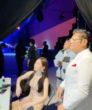 Gladys Tsai Instagram - 仁寶電腦旺年會獎金無上限🎤
總裁大撒幣現場近萬員工人人有獎
重點是最少都是一萬起跳！
總共發了快一億有夠扯💰💰💰💰
歌手卡司堪比跨年演唱會等級
頑童MJ116、彭佳慧、Faye詹雯婷和理想混蛋
聽到訣愛整個棣欣引力基因又動了💗
還有第一次搭檔舜哥真的超感謝照顧
全場妙語如珠 出口成章真的太罩啦～
而且超級有舞蹈細胞
帶我一起把後台當夜店High🥳
同仁們都超可愛真心超級喜歡大家💗💗
期待明年再一起同歡～
#謝謝延伸公關 
#love #life #work #ootd #dress #host #mc #party #singer #compal 
#工作 #生活 #日常 #主持 #主持人 #尾牙 #禮服 #仁寶