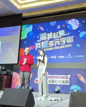 Gladys Tsai Instagram - 振曜尾牙真的是太狂啦！
一般老闆要加碼多少都會事先告知主持人，
以免在台上亂拱逼老闆給錢弄巧成拙
想不到開場前總裁跟我說
「就看你的功力，幫大家謀福利
如果氣氛好我覺得滿意
加碼金額無上限都可以～」
然後我拱著拱著居然讓總裁加碼三波！
先抽了74個兩萬元紅包🧧
第一包就抽到總裁本人😆😆😆
他龍心大悅
直接看當日股價121.5塊
再抽十張公司股票！！！！！！！！！！
加碼多送出幾百萬全場都要暴動啦～～～～
最開心的是總裁結束後跟我說
他送錢送的很開心🥰
賓主盡歡超有成就感
期待明年繼續一起嗨🥳🥳🥳
👗 @artizstudio.tw @gracekelly.tw 
#love #life #work #ootd #dress #host #mc #party #singer
#工作 #生活 #日常 #主持 #主持人 #尾牙 #禮服