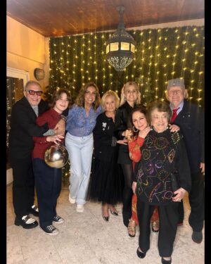 Gloria Estefan Instagram - More Christmas memories with some of my favorite people…Mas recuerdos Navideños con algunas de mis personas favoritas…❤️❤️❤️