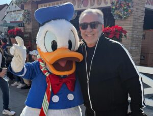 Gloria Estefan Instagram - Merry Christmas Eve everyone!! What a beautiful time to celebrate with family and those you love! The Estefan family had some holiday fun @waltdisneyworld making memories and enjoying time together! May everyone have a blessed Christmas ❤️🎄❤️🎄❤️🎄 We love you!! ¡¡Feliz Nochebuena a todos!! ¡Qué hermoso momento para celebrar con la familia y los que amas! ¡La familia Estefan se divirtió en @waltdisneyworld creando lindos recuerdos y disfrutando del tiempo juntos! Que todos tengan una Navidad lleno de bendiciones! ❤️🎄❤️🎄❤️🎄 ¡¡Te queremos!!