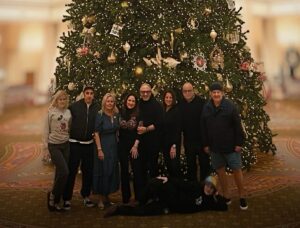 Gloria Estefan Instagram - Merry Christmas Eve everyone!! What a beautiful time to celebrate with family and those you love! The Estefan family had some holiday fun @waltdisneyworld making memories and enjoying time together! May everyone have a blessed Christmas ❤️🎄❤️🎄❤️🎄 We love you!! ¡¡Feliz Nochebuena a todos!! ¡Qué hermoso momento para celebrar con la familia y los que amas! ¡La familia Estefan se divirtió en @waltdisneyworld creando lindos recuerdos y disfrutando del tiempo juntos! Que todos tengan una Navidad lleno de bendiciones! ❤️🎄❤️🎄❤️🎄 ¡¡Te queremos!!