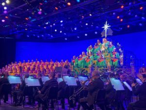 Gloria Estefan Instagram - Merry Christmas Eve everyone!! What a beautiful time to celebrate with family and those you love! The Estefan family had some holiday fun @waltdisneyworld making memories and enjoying time together! May everyone have a blessed Christmas ❤️🎄❤️🎄❤️🎄 We love you!! ¡¡Feliz Nochebuena a todos!! ¡Qué hermoso momento para celebrar con la familia y los que amas! ¡La familia Estefan se divirtió en @waltdisneyworld creando lindos recuerdos y disfrutando del tiempo juntos! Que todos tengan una Navidad lleno de bendiciones! ❤️🎄❤️🎄❤️🎄 ¡¡Te queremos!!