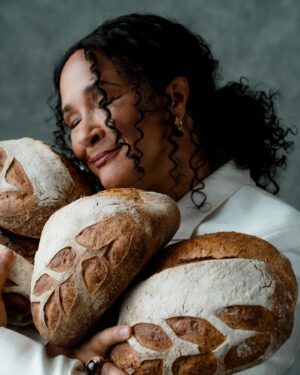 Golda Rosheuvel Instagram - Talkin Bread and Bridgerton with @thechicshopper for @evening.standard 

One of the best decisions I ever made was to join forces with my cousin Tona and her vision to bring @immathebakery to the world. I’m so proud of what the whole team has achieved. Family is everything, supporting small businesses is a necessity to keep our communities thriving. 

I am thrilled to be supporting @amercianexpressuk as an Amex Shop Small™ Ambassador. Small businesses bring so much diversity to our communities and are an important part of every day life. 

Champion Small runs until 7 December 2024. T&Cs apply. Search Amex Shop Small UK or Amex Champion Small UK. 

Link in story .
 
@dionnesmithhair 
@kennethsohmakeup 

📸 @helenabrahamphoto ❤️🙏🏽