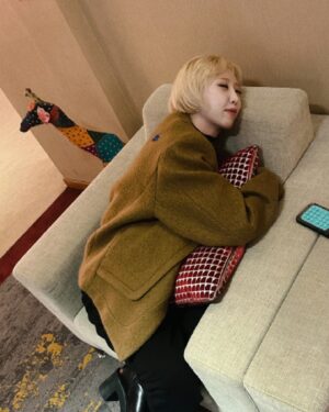Gong Min-ji Instagram - 즐겁게 일할 수 있다는 게 얼마나 감사한 일인지 :)
제 즐거움의 원천이 되어주시는 팬 여러분들❤️
좋은에너지로 가득 채우시는 크리스마스 보내시길🎄
막짤은 방전밍…💤😴 #메리크리스마스
