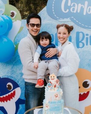 Grace Chan Instagram - HAPPY BIRTHDAY CAR CAR CARLOS 🚗 2️⃣💕🥹 

鄭承太～ 爸爸媽媽用咗太陽嘅太字為你改名🌞 
因為由你出世嘅時候，已經感覺到你帶俾人嘅溫暖同歡樂 💛
你嘅笑容同笑聲令每個人都被你嘅正能量感染！

We can’t believe that you’re already two years old! 💖
Running and screaming about with your brothers 😆 you’re definitely also feisty and energetic like the sun! ☀️ 

Thankyou to everyone who came to celebrate yet another milestone in our little one’s life! This boy is growing up surrounded by so much love! 

❤️ 
Special thanks to: 
@dessertswithabow for the beautiful baby shark cake 🎂 
@bouncy.hk for the crazy amazing balloon house 🎈 (you guys are gonna save this one for next time!) 
@baronandco.kids for the cute organic clothes for the boys 👕 
@raymond.a7c for the super nice photos 📸 
& for @petitepalate.hk for the generous spread of food! 🥘