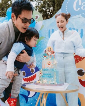 Grace Chan Instagram - HAPPY BIRTHDAY CAR CAR CARLOS 🚗 2️⃣💕🥹 

鄭承太～ 爸爸媽媽用咗太陽嘅太字為你改名🌞 
因為由你出世嘅時候，已經感覺到你帶俾人嘅溫暖同歡樂 💛
你嘅笑容同笑聲令每個人都被你嘅正能量感染！

We can’t believe that you’re already two years old! 💖
Running and screaming about with your brothers 😆 you’re definitely also feisty and energetic like the sun! ☀️ 

Thankyou to everyone who came to celebrate yet another milestone in our little one’s life! This boy is growing up surrounded by so much love! 

❤️ 
Special thanks to: 
@dessertswithabow for the beautiful baby shark cake 🎂 
@bouncy.hk for the crazy amazing balloon house 🎈 (you guys are gonna save this one for next time!) 
@baronandco.kids for the cute organic clothes for the boys 👕 
@raymond.a7c for the super nice photos 📸 
& for @petitepalate.hk for the generous spread of food! 🥘