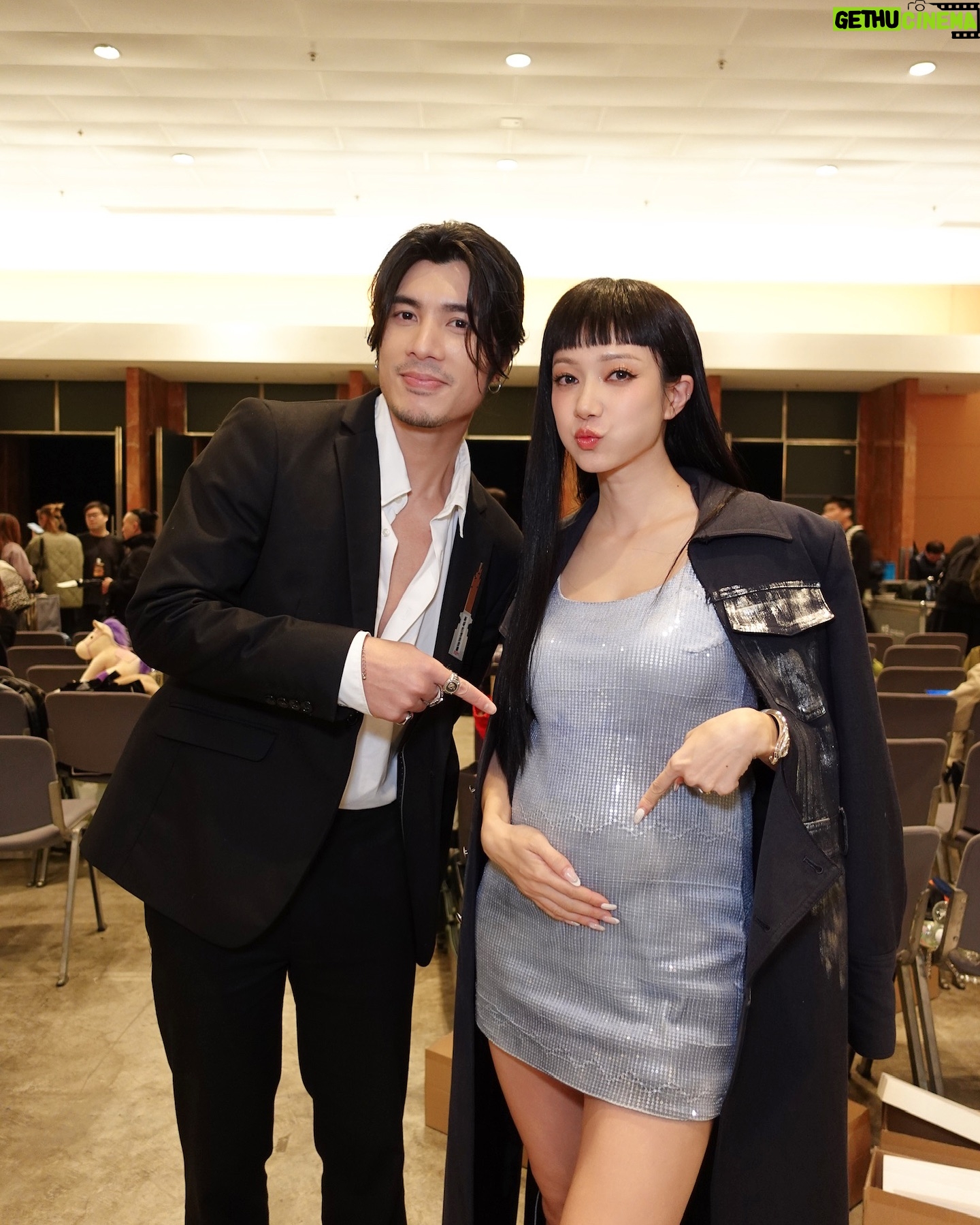 Grace Wong - 10.3K Likes - 第一次帶BB 去頒獎典禮,
希望佢玩得開心 😝🥰
Enjoyed a beautiful night of music, seeing old friends and meeting new friends! Congrats to @agaseen @whoisyanting @jnybeatzz for your amazing achievements!!! 🥹🥹🥹🥳🥳🥳
可以做到歌手,真係一個好唔容易嘅事,我要好好珍惜,嚟緊要再努力啲創作 💖
Word for 2025 : DISCIPLINE
嗰晚台上很多運動員都激勵到我,我們要好好steward the gifts and talents that God has given us. Train hard, be excellent and share your light with the world! 多謝新城讓樂壇同體壇可以有呢個Crossover,so many inspiring messages! Don’t give up and keep chasing your dreams! 💪🏻💪🏻💪🏻 @multi.metro
Thanks to my fabulous team once again! Couldn’t have pulled off this look without y’all! 🥰
@evelynhomakeup
@jamieleehair
@issac_lo
@bebemaklm
@johnhardyjewelry
@cheungceline
@cherylck92
PS. 原諒我頒獎禮時太肚餓 🤭 don’t swipe to the end 😂