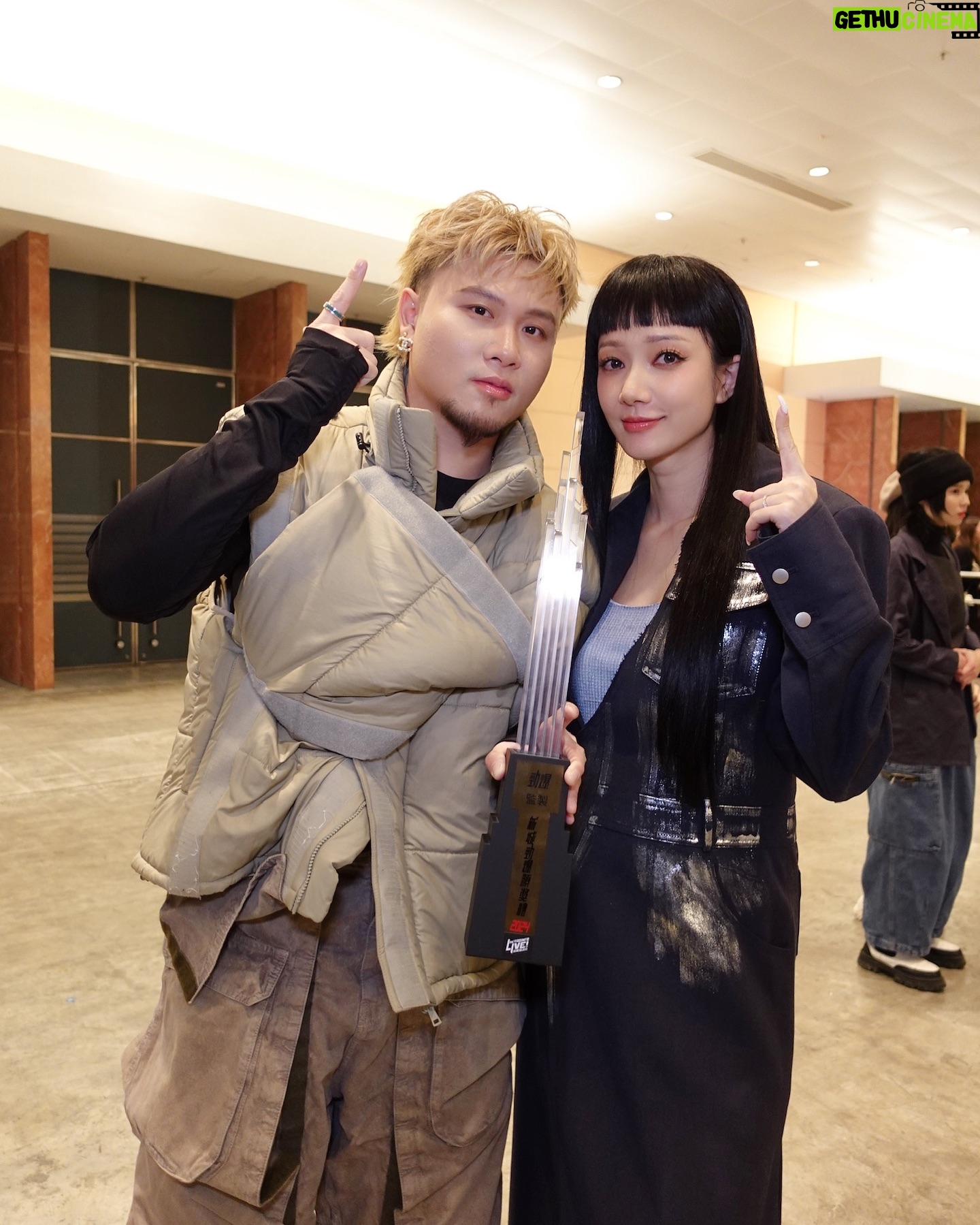 Grace Wong - 10.3K Likes - 第一次帶BB 去頒獎典禮,
希望佢玩得開心 😝🥰
Enjoyed a beautiful night of music, seeing old friends and meeting new friends! Congrats to @agaseen @whoisyanting @jnybeatzz for your amazing achievements!!! 🥹🥹🥹🥳🥳🥳
可以做到歌手,真係一個好唔容易嘅事,我要好好珍惜,嚟緊要再努力啲創作 💖
Word for 2025 : DISCIPLINE
嗰晚台上很多運動員都激勵到我,我們要好好steward the gifts and talents that God has given us. Train hard, be excellent and share your light with the world! 多謝新城讓樂壇同體壇可以有呢個Crossover,so many inspiring messages! Don’t give up and keep chasing your dreams! 💪🏻💪🏻💪🏻 @multi.metro
Thanks to my fabulous team once again! Couldn’t have pulled off this look without y’all! 🥰
@evelynhomakeup
@jamieleehair
@issac_lo
@bebemaklm
@johnhardyjewelry
@cheungceline
@cherylck92
PS. 原諒我頒獎禮時太肚餓 🤭 don’t swipe to the end 😂