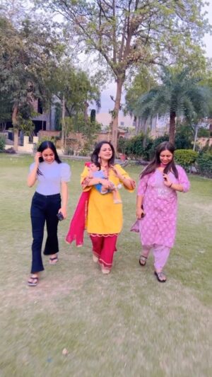 Gurlez Akhtar Instagram - @officalhargunveerkaur ❤️🌎🧿

@officialdaanveersingh @kulwinder_kally @gurlejakhtarmusic 

#gurlezakhtar #gurlejakhtar #gurlejakhtarmusic #kulwinderkally #familylifestyle #familyreels #motherdaughterlove #momdaughter #momdaughtergoals #punjabiartists #pollywoodartists #pollywoodsongs #pollywoodreels