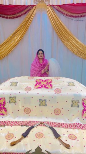 Gurlez Akhtar Instagram - #waheguruji ❤️ #DhanGuruNanak 🙏🏻 

@officialdaanveersingh @kulwinder_kally 

#gurbani #waheguruji🙏 #waheguru🙏 #satnamwaheguru #ekonkar #satnamwaheguruੴ #satnam #langar #langarsewa #gurukisewa #sewa