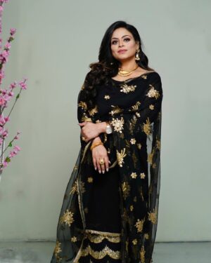 Gurlez Akhtar Instagram - 😉 Haan noor mukh te surur meri akh da ❤️

Dress By @cherrycreationz 
Make-Up by @ginnizbridalnnailstudio 

#gurlezakhtar #gurlejakhtar #gurlejakhtarmusic #latestpost #trendingposts #blacksuit #blacksuits #punjabilook #punjabilook😍 #punjabisuitswag #likeshare #likesharecomment
