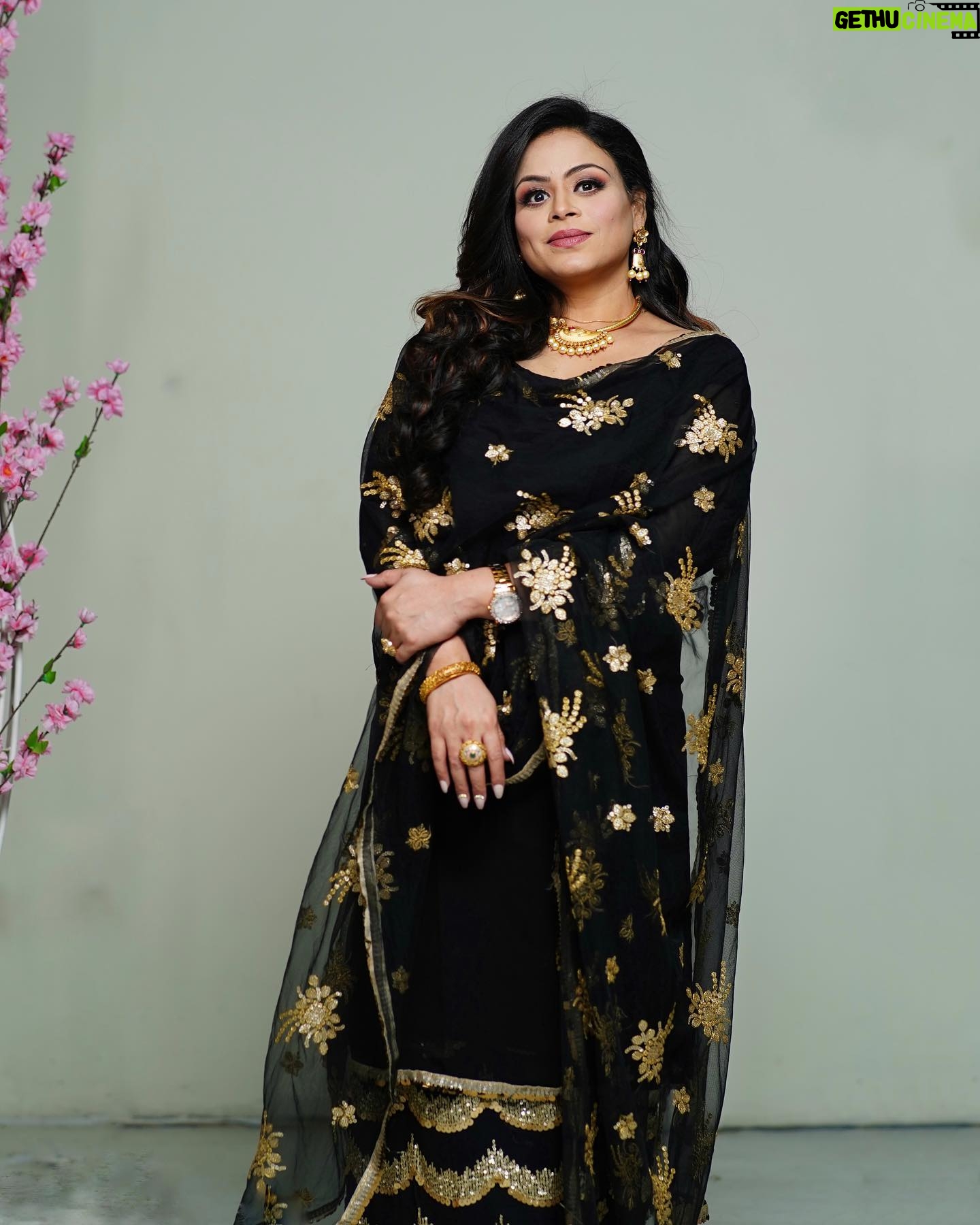 Gurlez Akhtar - 38.3K Likes - 😉 Haan noor mukh te surur meri akh da ❤️
Dress By @cherrycreationz
Make-Up by @ginnizbridalnnailstudio
#gurlezakhtar #gurlejakhtar #gurlejakhtarmusic #latestpost #trendingposts #blacksuit #blacksuits #punjabilook #punjabilook😍 #punjabisuitswag #likeshare #likesharecomment