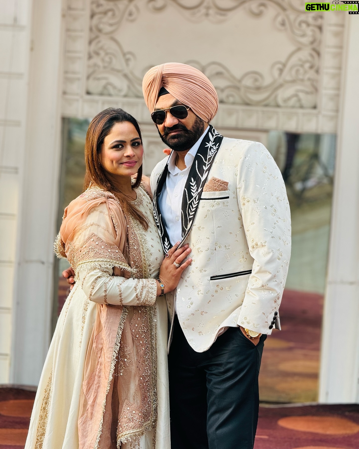Gurlez Akhtar - 20.3K Likes - #BackBone 🧿 @kulwinder_kally ❤️🌍
#Strength 🩷 @officialdaanveersingh @officalhargunveerkaur
#gurlezakhtar #gurlejakhtar #gurlejakhtarmusic #latestpost #newpostalert #newposts #postalert #likesharecomment #couplepost #couplephoto #punjabicouple #punjabipost