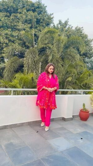 Gurlez Akhtar Instagram - ❤️ Chakkar'an Ch Pawa Duniya 🌍 #RightHand 

@gurlejakhtarmusic @korala_maan @desi_crew @gillraunta @sukhsanghera 

Dress Design By @akritibyritika 

#gurlezakhtar #gurlejakhtar #gurlejakhtarmusic #koralamaan #desicrew #sukhsanghera #gillraunta #reeltrending #sadireelsadifeel #punjabiartists #pollywoodartists #punjabireels