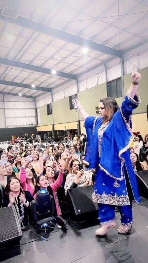 Gurlez Akhtar Instagram - Shukar Parmaatma Da 🙏🏻 Australia 🇦🇺 All Shows Sold Out Gaye Thank You All Tusi Sabb Ne Bot Pyaar Ditta Bot Vdia Show Rehe Saare. Lots Of Love ❤️ Dilon Pyaar Saareya Nu. Tusi Sabb Ne V Bot Ronka Lagaiya Bot Enjoy Kita. Bot Jaldi Fer Milaange #SpreadLove 💖 Poori Team Da Dilon Dhanwaad #TeamGurlezAkhtar 🎙️ 

@kulwinder_kally @gurlejakhtarmusic 
@officialdaanveersingh @officalhargunveerkaur 

Beautiful Suit By @intrendzfashion_sukhjitkaur 
Make Up By @makeoversbynavkaur 

#gurlezakhtar #gurlejakhtar #gurlejakhtarmusic #newliveshow #liveshows #liveshowphotography #gurlezakhtarlive #gurlejakhtarlive #gurlezlive #gurlejlive #reelstrending #reelstrendingaudio #sadireelsadifeel #saadireelsaadifeel