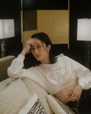 Gwei Lun-mei Instagram - 甫進展間，像是踏進當代31號香奈兒女士寓所。
摩登與古典的對話，悄悄在各個角落窸窸窣窣地展開。

書房的書架上，收攬了你從各地淘來的好物，從東周到當代，青銅鐘到腕錶，展現你寬廣的視野與喜好。

在你案頭的那只獅子寶盒，輕巧打開它，驚喜看見藏在裡頭的那隻小老鼠，一則權利與智慧的寓言故事？

兩只鏡子，相互映照，各自獨立。水晶與陶瓷，一剛一柔，優雅與堅毅，女性不可忽視的力量。

我好想在這藝廊般的你的公寓裡多待一會，聽你說說這些年的經歷，感受那些一晃眼就要錯過了的珍寶。

#CHANELTaipei101
#CHANELHighJewelry
#CHANELHauteHorlogerie
@chanelofficial