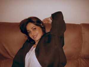 Haala Shiha Instagram - دايماً مش شايفة أنا اد ايه مشهورة و اكتر حاجة  بشوفها و حفضل للآخر أشوفها
اد ايه أنا من جوة إنسانة بجد و حقيقية علشان ده دايماً الأجمل ..
الحمد لله #blessed 
المزيكا دي بالذات بحبها 
فاكرين شريهان و عادل إمام  خلي بالك من عقلك 
🫶🏻🫶🏻🫶🏻فاكرينه 💭💭💭