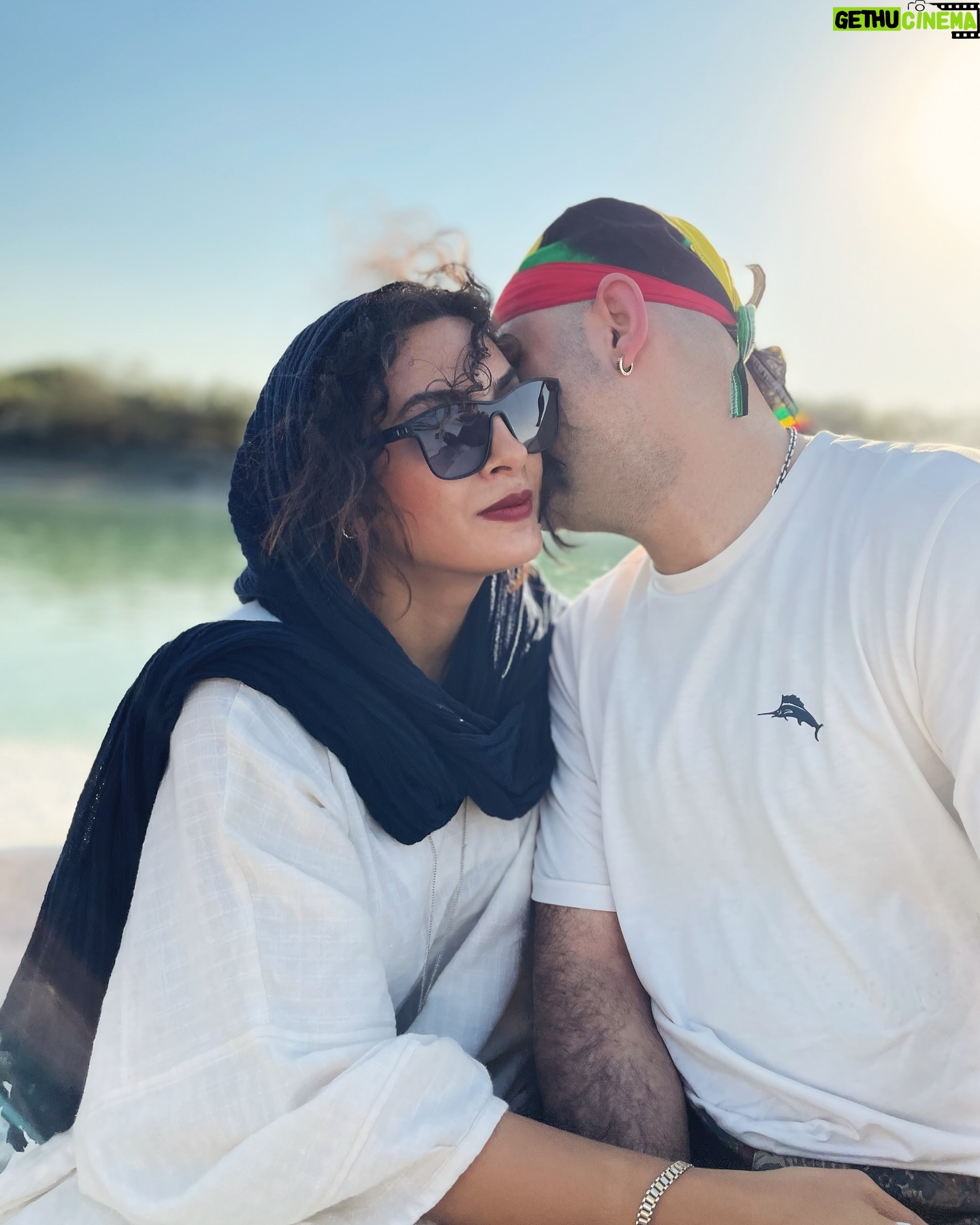 Hadiseh Tehrani - 14.2K Likes - .
.
کیستی که من
اینگونه
بهاعتماد
نامِ خود را
با تو میگویم
کلیدِ خانهام را
در دستت میگذارم
نانِ شادیهایم را
با تو قسمت میکنم
به کنارت مینشینم و
بر زانوی تو
اینچنین آرام
به خواب میروم ؟
کیستی که من
اینگونه به جد
در دیارِ رؤیاهای خویش
با تو درنگ میکنم؟
.
#احمد_شاملو
.
تولدت مبارک رفیق ، همسفر ، عشق ِ آبان ماهی من ☀️🕊️🥹💙🌙🌧️🌊
#همسفر #رفیق #عشق #soulmate #حال_خوب #artistic #happybirthday y