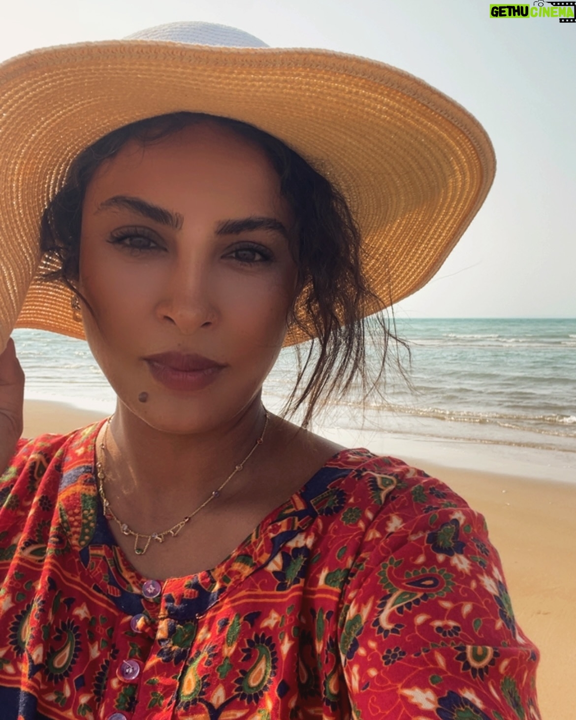 Hadiseh Tehrani - 14.2K Likes - .
هنوز در سفرم…
خیال میکنم
در آبهای جهان قایقی است
و من - مسافر قایق - هزارها سال است
سرود زنده دریانوردهای کهن را
به گوش روزنههای فصول میخوانم
و پیش میرانم.
مرا سفر به کجا میبرد؟
کجاست سمت حیات ؟
.
.
#سهراب_سپهری 🕊️
#سفر #قشم #حال_خوب #همسفر #دره_ستارگان #جنگل_حرا #فلفل #جاده_عشاق #ceeport #art