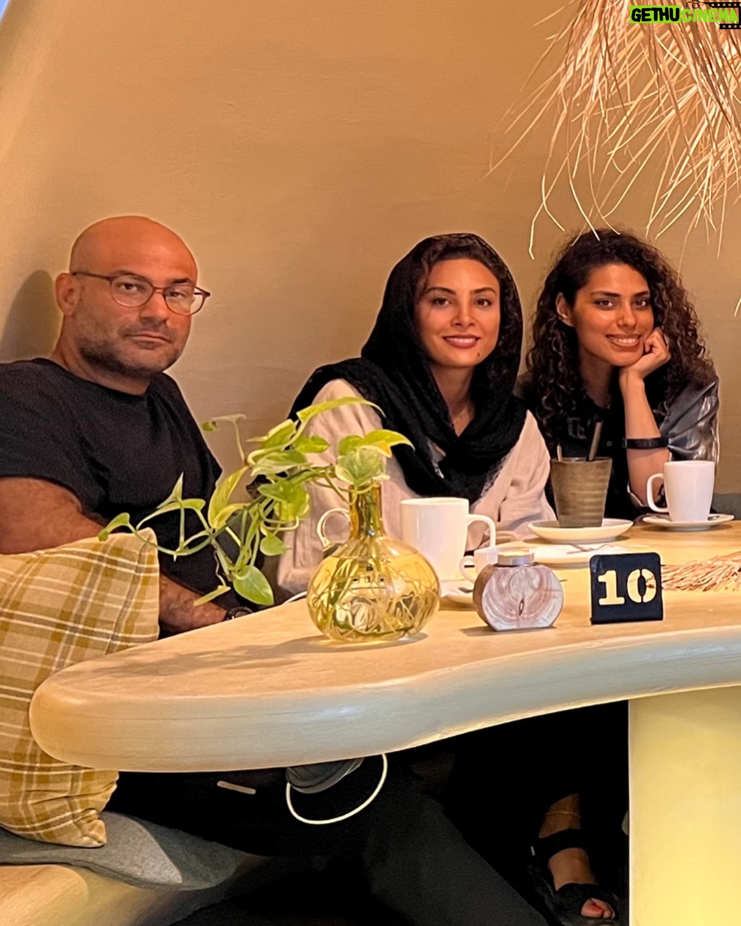 Hadiseh Tehrani - 14.2K Likes - .
هنوز در سفرم…
خیال میکنم
در آبهای جهان قایقی است
و من - مسافر قایق - هزارها سال است
سرود زنده دریانوردهای کهن را
به گوش روزنههای فصول میخوانم
و پیش میرانم.
مرا سفر به کجا میبرد؟
کجاست سمت حیات ؟
.
.
#سهراب_سپهری 🕊️
#سفر #قشم #حال_خوب #همسفر #دره_ستارگان #جنگل_حرا #فلفل #جاده_عشاق #ceeport #art