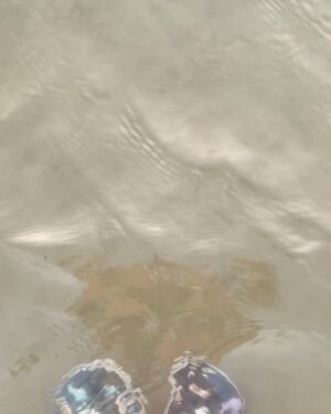 Hadiseh Tehrani Instagram - .
هنوز در سفرم… 
خیال می‌کنم
در آب‌های جهان قایقی است
و من - مسافر قایق - هزارها سال است
سرود زنده دریانوردهای کهن را
به گوش روزنه‌های فصول می‌خوانم
و پیش می‌رانم.
مرا سفر به کجا می‌برد؟
کجاست سمت حیات ؟
.
.
#سهراب_سپهری 🕊️

#سفر #قشم #حال_خوب #همسفر #دره_ستارگان #جنگل_حرا #فلفل #جاده_عشاق #ceeport #art