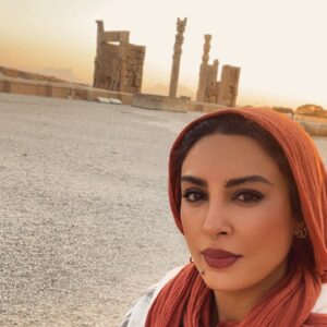 Hadiseh Tehrani Instagram - به آفتاب سلامی دوباره خواهم داد … ☀️
.
.
#sun #خورشید #سرزمین #ریشه #شیراز #تخت_جمشید #فیلمبرداری #سریال #at_work#فروغ_فرخزاد#ceeport