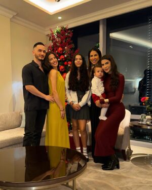 Hagda Prata Instagram - Obrigada, Senhor Jesus, pelo privilégio de comemorar o seu nascimento todos os anos. Só tenho a agradecer por ontem, passei um noite super divertida com a minha família e minhas amigas, e o mais importante, tudo na paz de Deus. E ainda não acabou. Feliz Natal a todos. Agora vamos nos preparar pro Ano Novo 😍🙏🏼