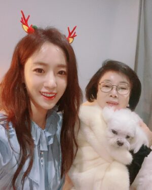 Ham Eun-jeong Instagram - -Happy b-day

몇년전부터 제 ‘생일’은 저만 축하받는게 아닌
엄마에게도 마음을 전하는 기념일로 정했었어요

그 당시 나이의 엄마에게는 엄청난 일이 있던 날이었을텐데
왜 엄마의 노고에는 기념이 없을까 하고요
외동으로 세상에 나오기까지 오랜 시간의 수고에
감사한 마음을 전하고는 했었는데

갑작스레 엄마를 하늘에 보내드리고 
맞는 첫 생일이라 허전하기도 하지만
많이 추모해주시고 걱정해주신 덕분에
힘내고 있어요- ☻ 

제가 좋은 것만 보고 일에만 집중하도록
다른 것들은 신경쓰지않게 하시려던 
엄마의 마음도 이번에 알게 되었어요. 
힘들더라도 엄마의 몫까지 
꿋꿋하게, 열심히 지내보려 합니다

경황이 없어 연락을 못 전한 분들도 많은데
먼저 챙겨주신 분들께도 너무 감사하고, 
애도해주신 모든 분들께도 진심으로 감사드려요.

-

매일 수다하는, 성향도 취향도 달라서 같이 있으면 정말 재밌고
친구처럼 가까웠던, 나의 소울메이트와의 기록…. 📚 🫶🏻