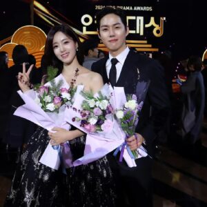 Ham Eun-jeong Instagram - 엄마 핸드폰 사진첩에는 시상식을 참가할때마다의 저의 얼굴을 찍어놓으신 사진,영상들이 있었어서 직접 보시면 좋았을걸 하는 아쉬움이 있지만 분명 지켜보셨을거라 생각해요✨ (그래서..이번엔 제가 직접 찍어놔둠🤭) 엄마의 49재 막재 전날, 이렇게 기쁜 소식을 엄마께 알려드릴 수 있어서 감사한 마음입니다— 
우수상과 베커상을 수상할 수 있던건 도와주신 분들 덕이예요
소감때 말하지 못했던 항상 예쁘게 해주는 우리 수지팀 분들께도, 든든한 울타리가 되어주는 회사분들께도 감사해요❤
<수지맞은 우리> 팀분들과 선생님,선배님,동료배우분들께도요
모두 새해 복 많이 받으시고 건강하세요
2025년은 차근차근, 힘나는 한 해가 되시기를 바래요🙏🏻
