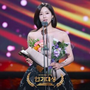 Ham Eun-jeong Instagram - 엄마 핸드폰 사진첩에는 시상식을 참가할때마다의 저의 얼굴을 찍어놓으신 사진,영상들이 있었어서 직접 보시면 좋았을걸 하는 아쉬움이 있지만 분명 지켜보셨을거라 생각해요✨ (그래서..이번엔 제가 직접 찍어놔둠🤭) 엄마의 49재 막재 전날, 이렇게 기쁜 소식을 엄마께 알려드릴 수 있어서 감사한 마음입니다— 
우수상과 베커상을 수상할 수 있던건 도와주신 분들 덕이예요
소감때 말하지 못했던 항상 예쁘게 해주는 우리 수지팀 분들께도, 든든한 울타리가 되어주는 회사분들께도 감사해요❤
<수지맞은 우리> 팀분들과 선생님,선배님,동료배우분들께도요
모두 새해 복 많이 받으시고 건강하세요
2025년은 차근차근, 힘나는 한 해가 되시기를 바래요🙏🏻