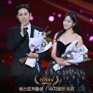 Ham Eun-jeong Instagram - 엄마 핸드폰 사진첩에는 시상식을 참가할때마다의 저의 얼굴을 찍어놓으신 사진,영상들이 있었어서 직접 보시면 좋았을걸 하는 아쉬움이 있지만 분명 지켜보셨을거라 생각해요✨ (그래서..이번엔 제가 직접 찍어놔둠🤭) 엄마의 49재 막재 전날, 이렇게 기쁜 소식을 엄마께 알려드릴 수 있어서 감사한 마음입니다— 
우수상과 베커상을 수상할 수 있던건 도와주신 분들 덕이예요
소감때 말하지 못했던 항상 예쁘게 해주는 우리 수지팀 분들께도, 든든한 울타리가 되어주는 회사분들께도 감사해요❤
<수지맞은 우리> 팀분들과 선생님,선배님,동료배우분들께도요
모두 새해 복 많이 받으시고 건강하세요
2025년은 차근차근, 힘나는 한 해가 되시기를 바래요🙏🏻