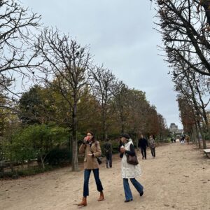 Han Hye-jin Instagram - 24년 11월 엄마와 파리
파리 에이전시가 있던 방돔 광장, CHANEL 쇼 피팅을 했던 깡봉가의 본사 건물 그리고 16년 전 CELINE 쇼 무대가 있던 튈르리 공원까지 엄마와 천천히 걸었다. 공원을 거닐며 무대가 있던 곳을 떠올리려해도 도무지 기억이 나지않았다. 여긴 너무 오래만에 와서 기분이 이상하다는 나의 말에 엄마는 "꿈을 꿨던 것 같아?" 라고 말했다.