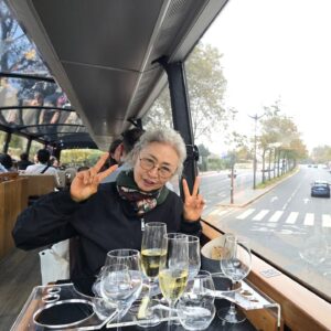 Han Hye-jin Instagram - 24년 11월 엄마와 파리
파리 에이전시가 있던 방돔 광장, CHANEL 쇼 피팅을 했던 깡봉가의 본사 건물 그리고 16년 전 CELINE 쇼 무대가 있던 튈르리 공원까지 엄마와 천천히 걸었다. 공원을 거닐며 무대가 있던 곳을 떠올리려해도 도무지 기억이 나지않았다. 여긴 너무 오래만에 와서 기분이 이상하다는 나의 말에 엄마는 "꿈을 꿨던 것 같아?" 라고 말했다.