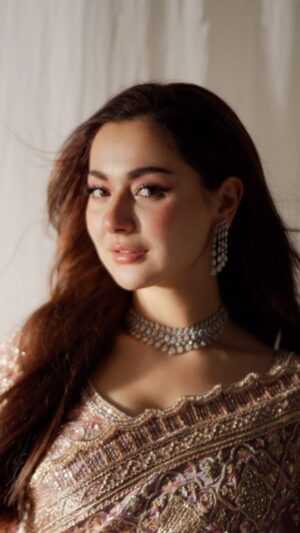 Hania Aamir Instagram - na chero hamain, hum sataye hue hain

styling @aarindanoor 
outfit @manishmalhotraworld @manishmalhotraworld 
video @burhanuddin.jpeg 
jewels @sherezadjewellery 
hair & makeup @sonia_nazir