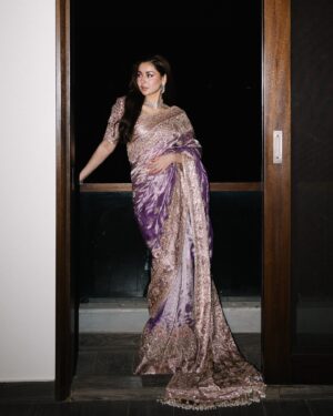 Hania Aamir Instagram - gave mermaid 

styling @aarindanoor 
outfit @manishmalhotraworld @manishmalhotra05 
jewels @sherezadjewellery 
hair & makeup @sonia_nazir 
photography @zunaisheikh