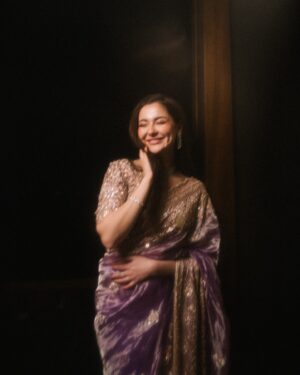 Hania Aamir Instagram - gave mermaid 

styling @aarindanoor 
outfit @manishmalhotraworld @manishmalhotra05 
jewels @sherezadjewellery 
hair & makeup @sonia_nazir 
photography @zunaisheikh