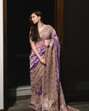 Hania Aamir Instagram - gave mermaid 

styling @aarindanoor 
outfit @manishmalhotraworld @manishmalhotra05 
jewels @sherezadjewellery 
hair & makeup @sonia_nazir 
photography @zunaisheikh